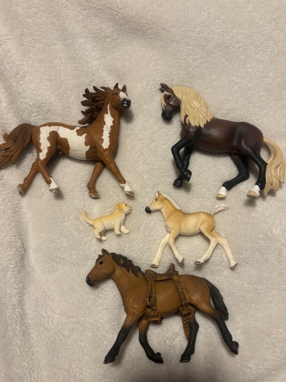 4 schleich horses and one puppy